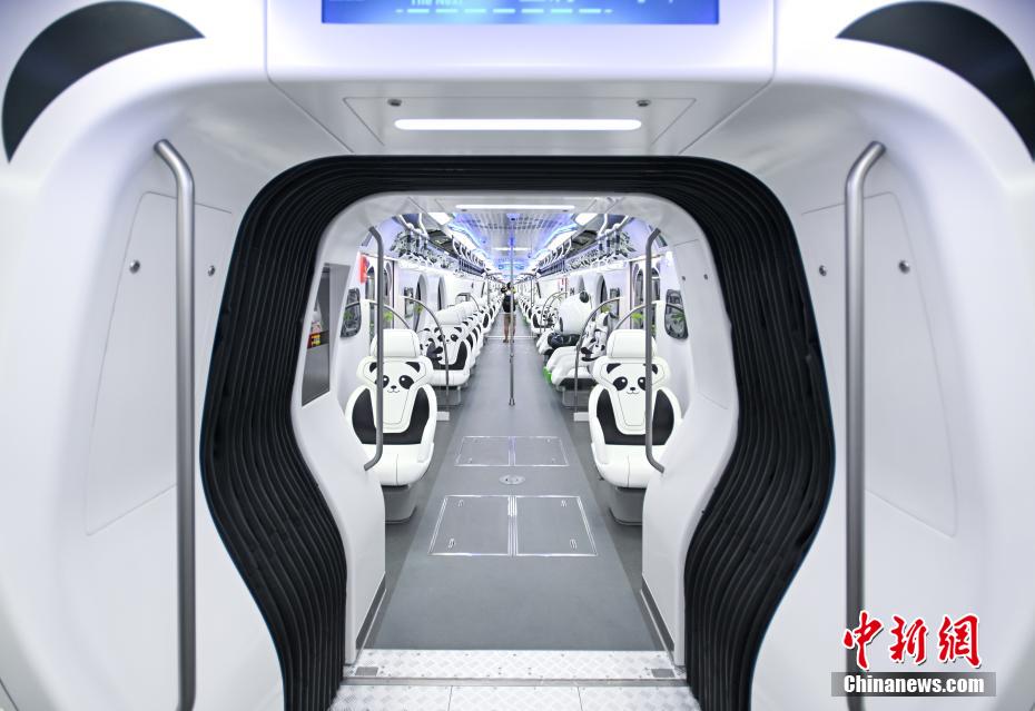 Primeiro trem monotrilho com 