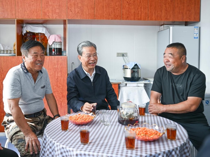 Mais alto legislador da China pede às assembleias populares que promovam desenvolvimento e reforma