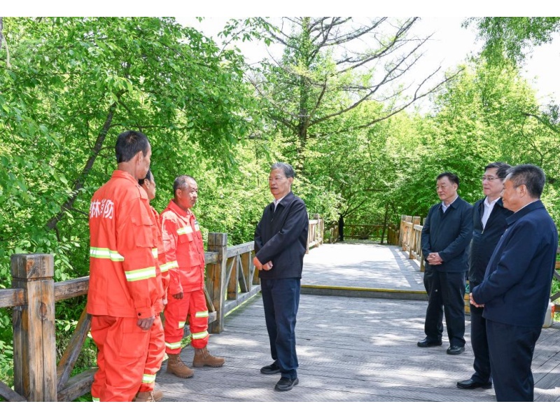Mais alto legislador da China pede às assembleias populares que promovam desenvolvimento e reforma
