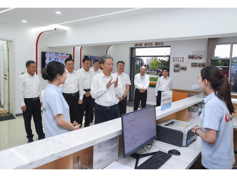 Mais alto legislador da China pede às assembleias populares que promovam desenvolvimento e reforma