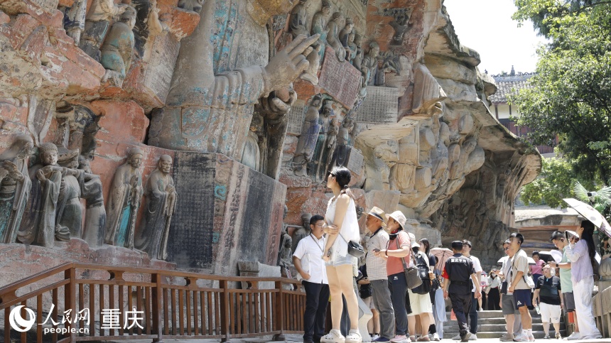 Turistas visitam a área Cênica de Esculturas no Monte Baoding, em Chongqing. (Foto: Cao Xinyue/Diário do Povo Online)