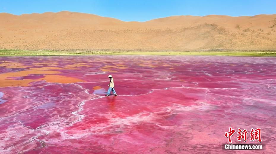Lagoas cor-de-rosa surpreendem no deserto de Badain Jaran, norte da China