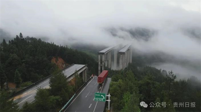 Desabamento de ponte em rodovia na província de Guizhou: caminhoneiro preso em cabine suspensa foi resgatado