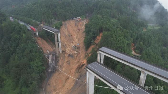 Desabamento de ponte em rodovia na província de Guizhou: caminhoneiro preso em cabine suspensa foi resgatado