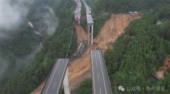 Desabamento de ponte em rodovia na província de Guizhou: caminhoneiro preso em cabine suspensa foi resgatado