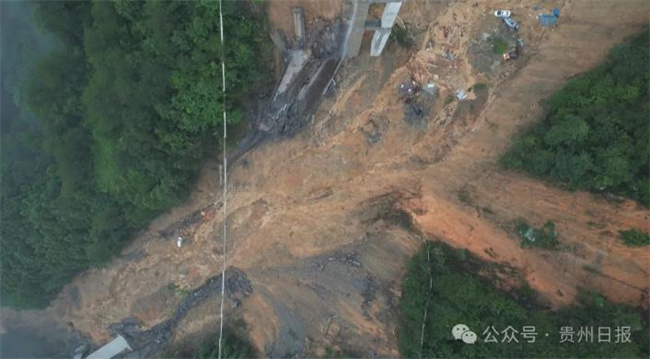 Desabamento de ponte em rodovia na província de Guizhou: caminhoneiro preso em cabine suspensa foi resgatado