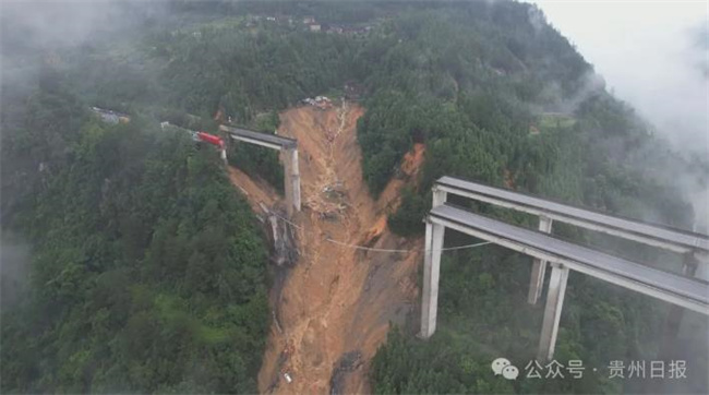 Desabamento de ponte em rodovia na província de Guizhou: caminhoneiro preso em cabine suspensa foi resgatado