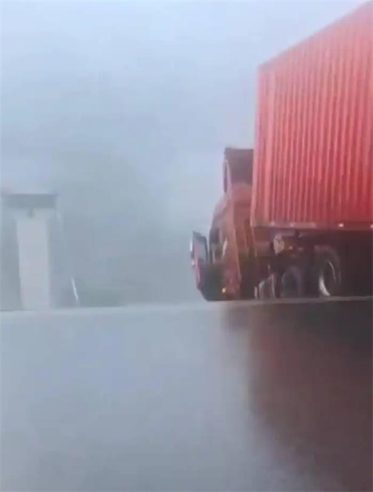 Desabamento de ponte em rodovia na província de Guizhou: caminhoneiro preso em cabine suspensa foi resgatado