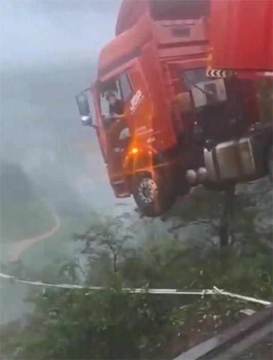 Desabamento de ponte em rodovia na província de Guizhou: caminhoneiro preso em cabine suspensa foi resgatado