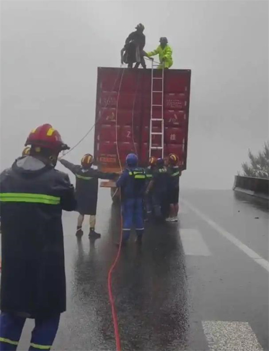 Desabamento de ponte em rodovia na província de Guizhou: caminhoneiro preso em cabine suspensa foi resgatado