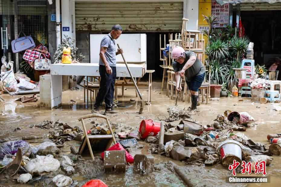 Limpeza e reparos avan?am após enchente em Guizhou