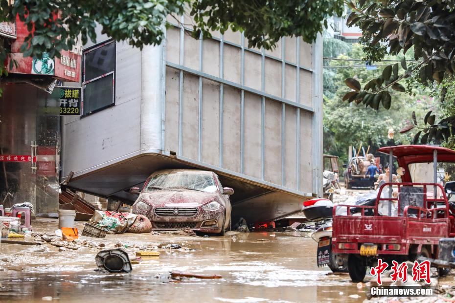 Limpeza e reparos avan?am após enchente em Guizhou
