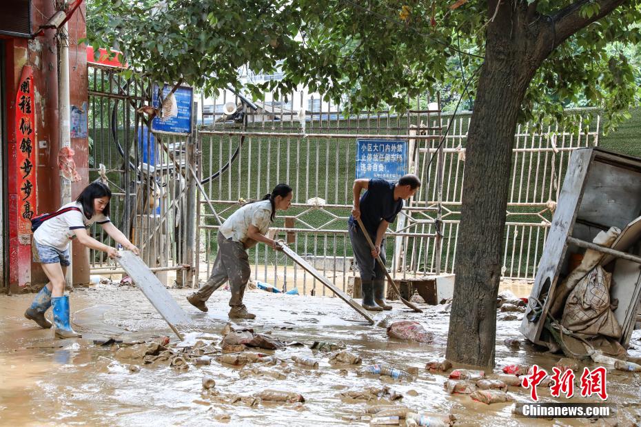 Limpeza e reparos avan?am após enchente em Guizhou