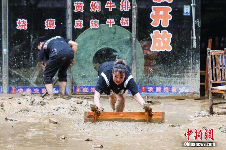 Limpeza e reparos avan?am após enchente em Guizhou