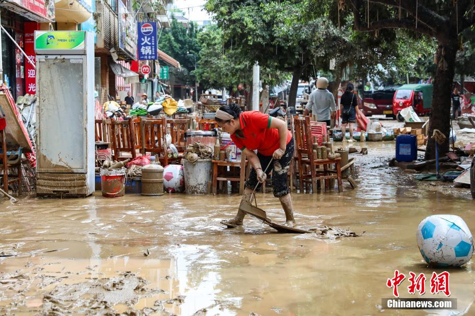 Limpeza e reparos avan?am após enchente em Guizhou