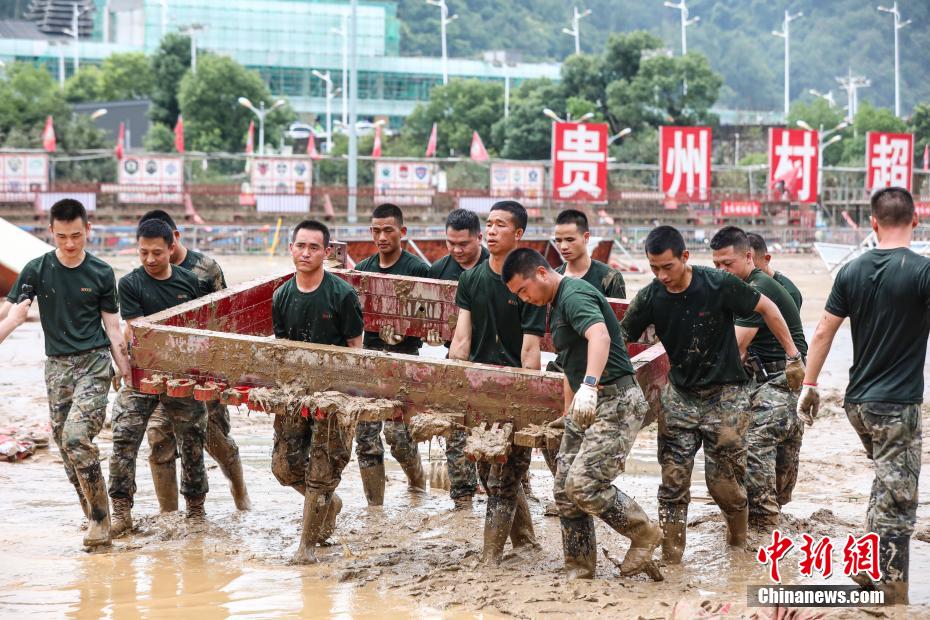 Limpeza e reparos avan?am após enchente em Guizhou