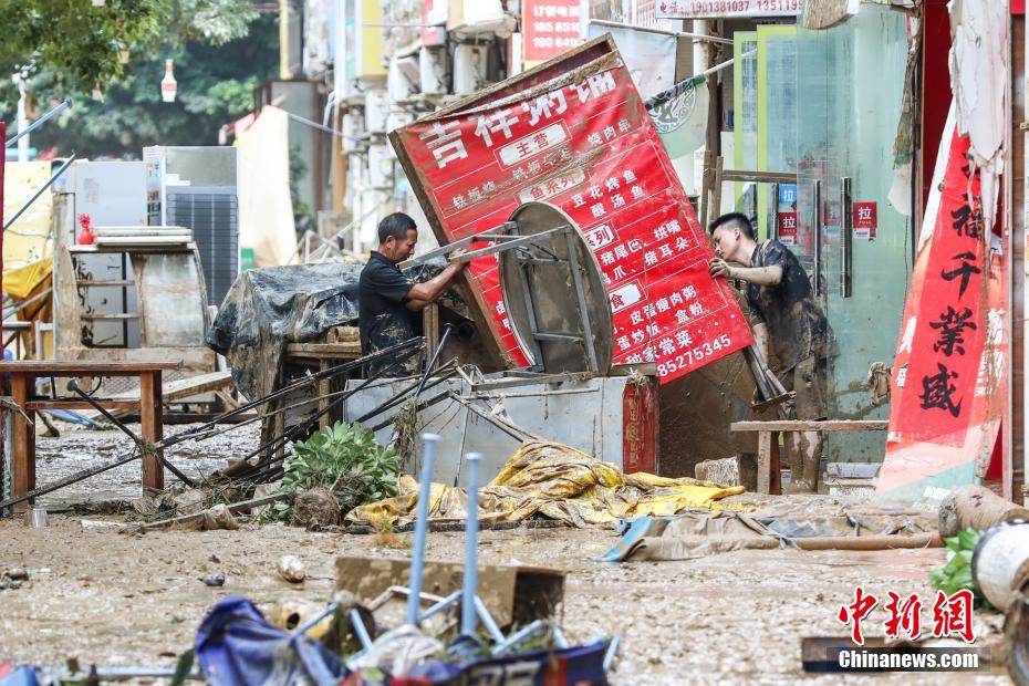 Limpeza e reparos avan?am após enchente em Guizhou