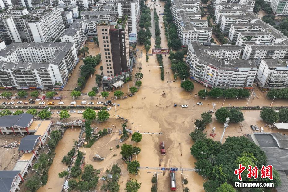 Limpeza e reparos avan?am após enchente em Guizhou