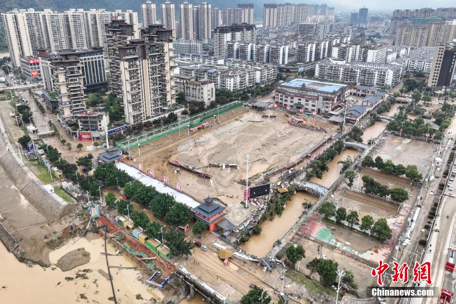 Limpeza e reparos avan?am após enchente em Guizhou