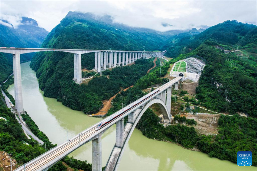 Importante liga??o ferroviária de alta velocidade é inaugurada no sudoeste da China