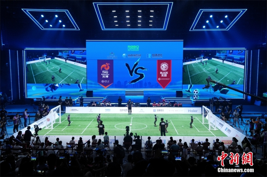 Equipe Vulcan da Universidade de Tsinghua vence primeira partida nacional de futebol de rob?s com IA 3x3