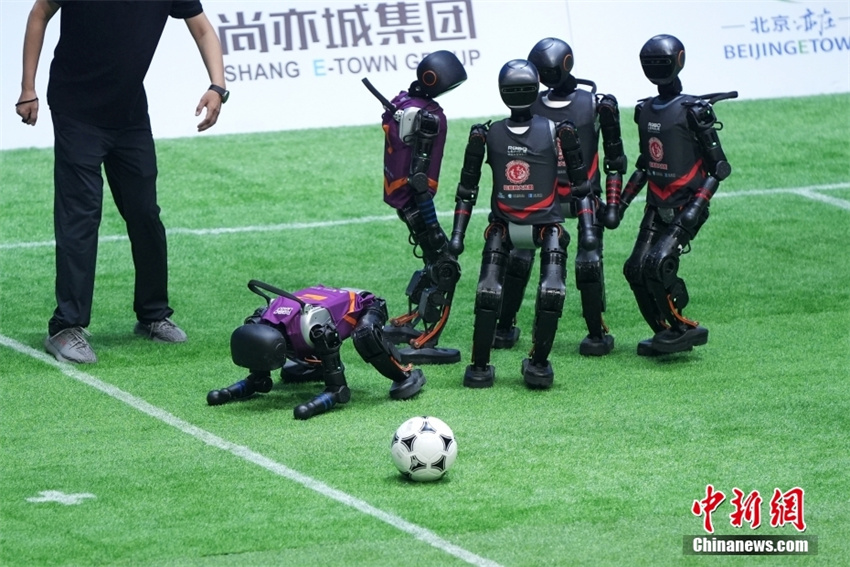 Equipe Vulcan da Universidade de Tsinghua vence primeira partida nacional de futebol de rob?s com IA 3x3