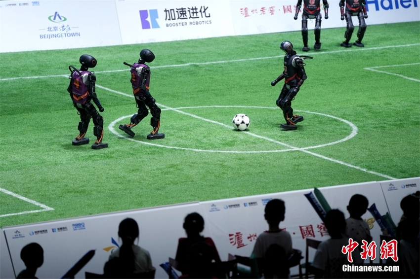 Equipe Vulcan da Universidade de Tsinghua vence primeira partida nacional de futebol de rob?s com IA 3x3