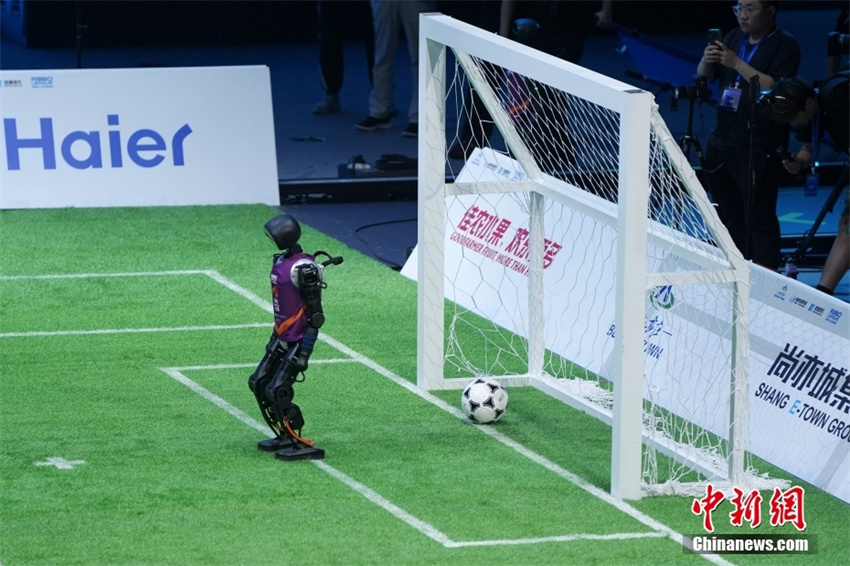 Equipe Vulcan da Universidade de Tsinghua vence primeira partida nacional de futebol de rob?s com IA 3x3