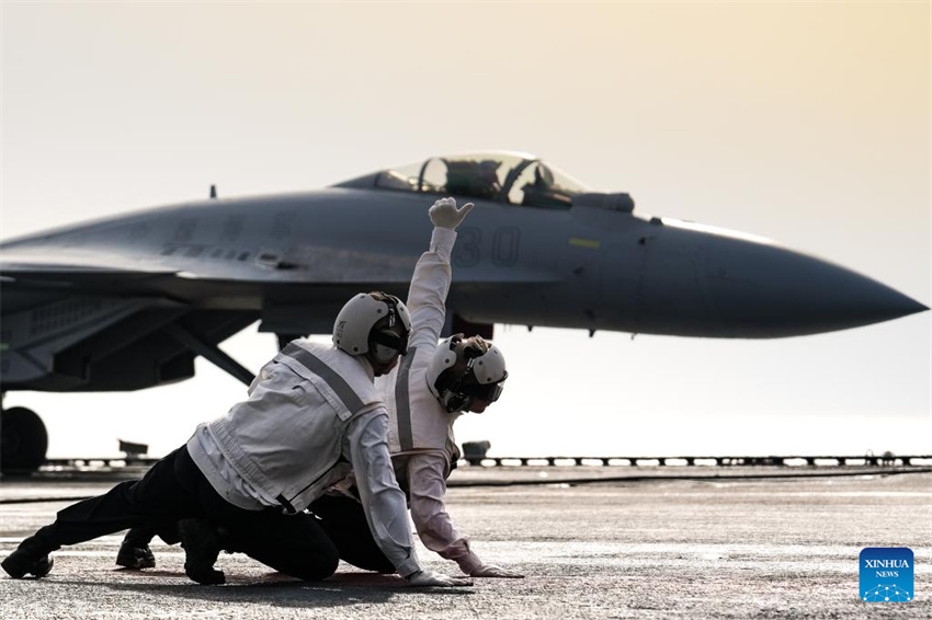 Forma??es de porta-avi?es da China regressam após concluir treinamento em alto-mar