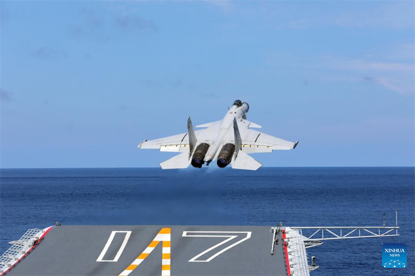 Forma??es de porta-avi?es da China regressam após concluir treinamento em alto-mar