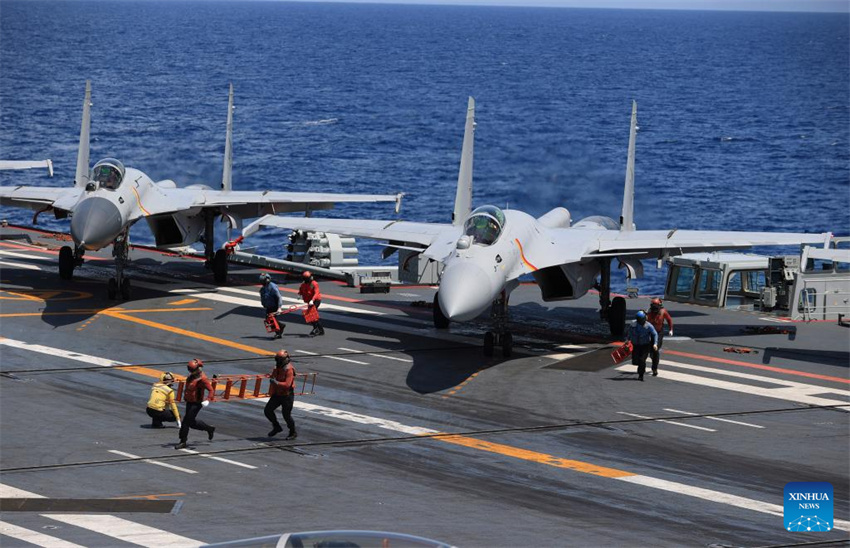 Forma??es de porta-avi?es da China regressam após concluir treinamento em alto-mar