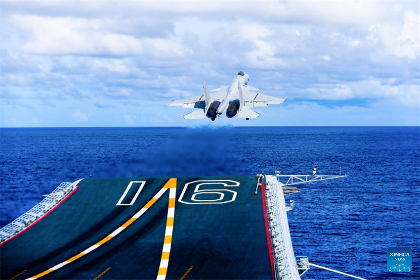 Forma??es de porta-avi?es da China regressam após concluir treinamento em alto-mar