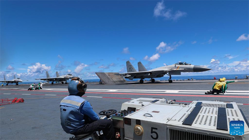 Forma??es de porta-avi?es da China regressam após concluir treinamento em alto-mar