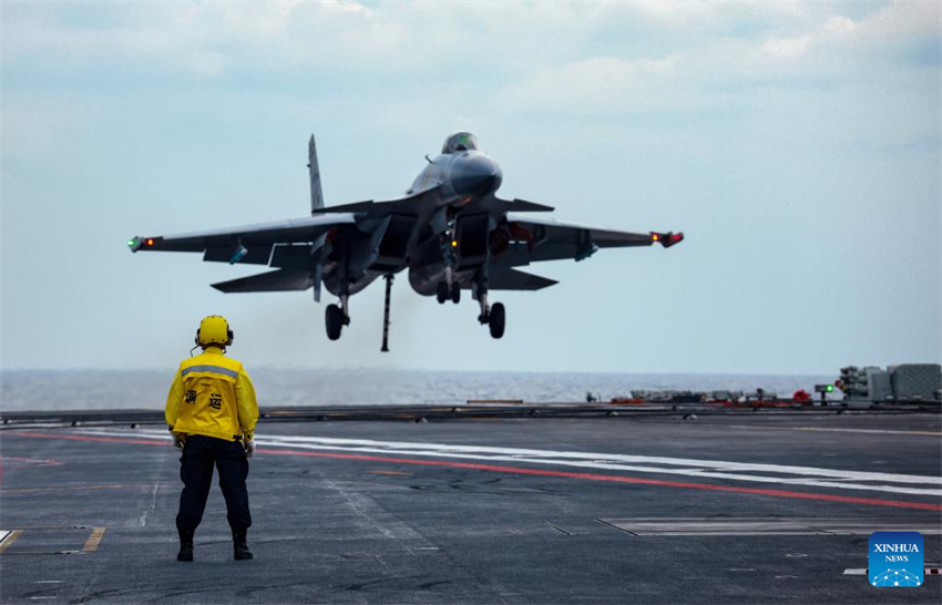 Forma??es de porta-avi?es da China regressam após concluir treinamento em alto-mar