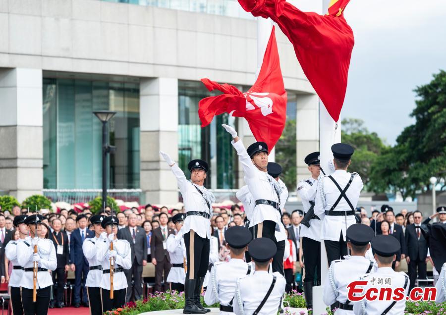 Governo da RAEHK realiza cerim?nia de hasteamento da bandeira para celebrar 28o aniversário do retorno