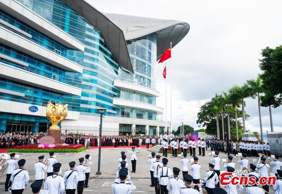 Governo da RAEHK realiza cerim?nia de hasteamento da bandeira para celebrar 28o aniversário do retorno