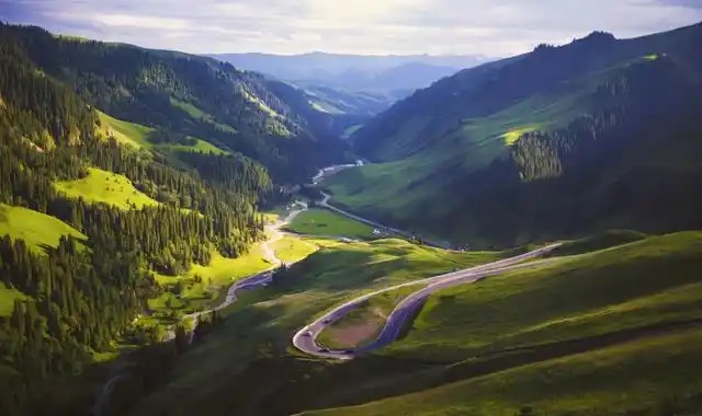 Seis novas estradas turísticas inauguradas em Xinjiang, noroeste da China