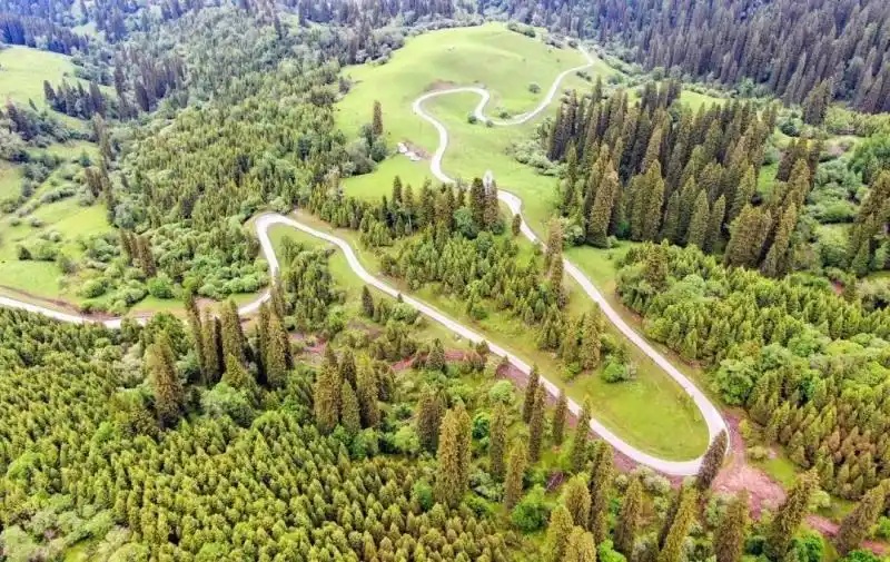 Seis novas estradas turísticas inauguradas em Xinjiang, noroeste da China