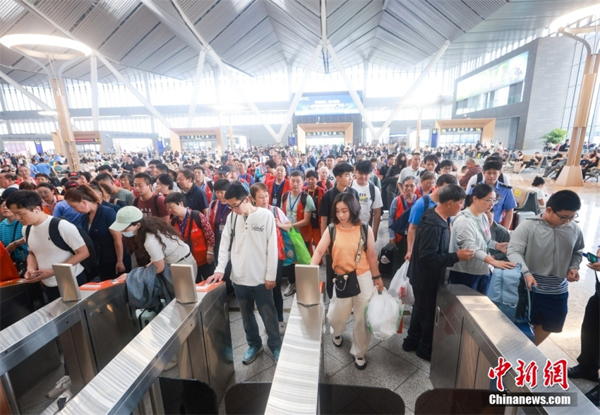 Transporte ferroviário chinês de ver?o inicia com estimativa de 953 milh?es de passageiros