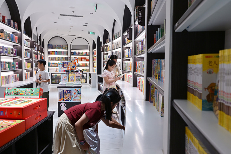 Shijiazhuang: crian?as chinesas leem livros em livraria para passar as férias de ver?o