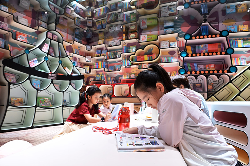 Shijiazhuang: crian?as chinesas leem livros em livraria para passar as férias de ver?o