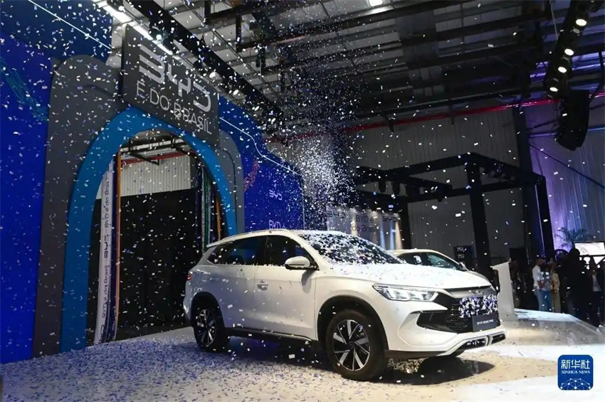 Primeiro carro sai da linha de produ??o da fábrica da BYD no Brasil