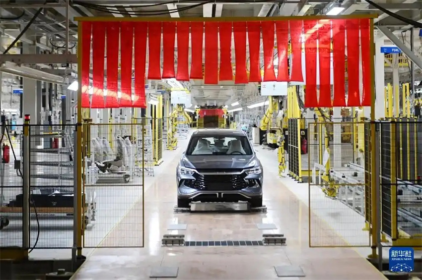 Primeiro carro sai da linha de produ??o da fábrica da BYD no Brasil