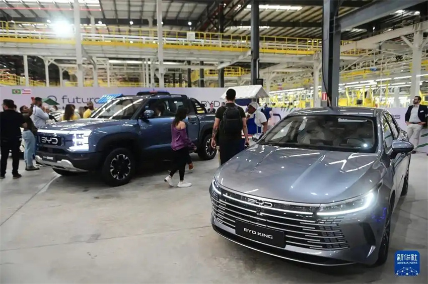 Primeiro carro sai da linha de produ??o da fábrica da BYD no Brasil