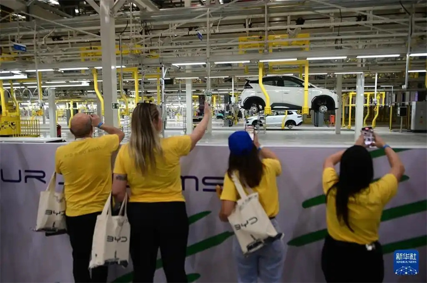 Primeiro carro sai da linha de produ??o da fábrica da BYD no Brasil