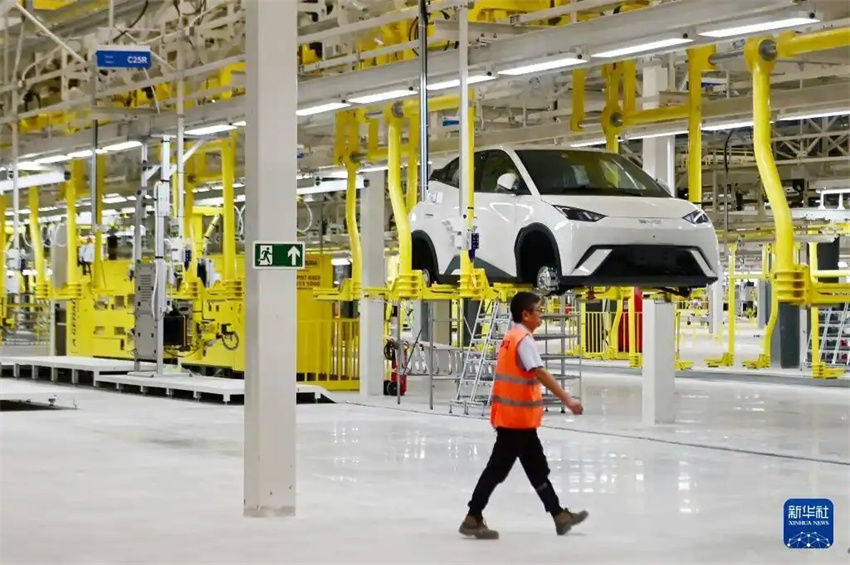 Primeiro carro sai da linha de produ??o da fábrica da BYD no Brasil