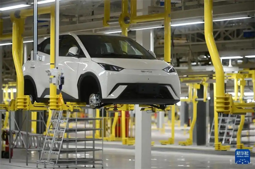 Primeiro carro sai da linha de produ??o da fábrica da BYD no Brasil