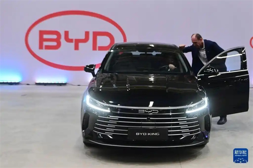 Primeiro carro sai da linha de produ??o da fábrica da BYD no Brasil