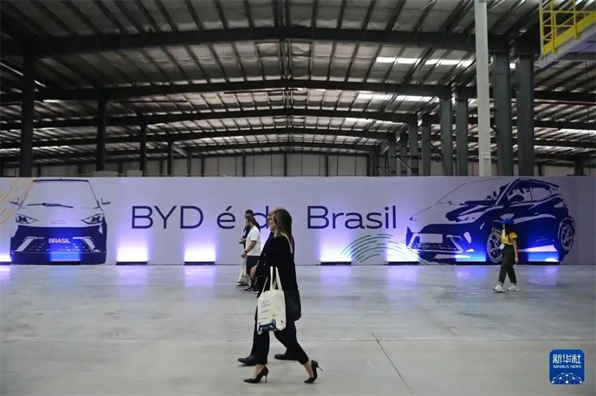Primeiro carro sai da linha de produ??o da fábrica da BYD no Brasil