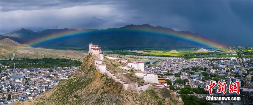 Galeria: raro arco-íris é avistado no Monte Gyantse Dzong em Xizang